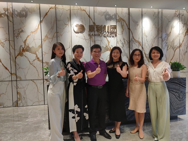 堅定信心，破浪前行 --廣東高科技產(chǎn)業(yè)商會走進康利城  7月14日，廣東省政協(xié)常委、廣東高科技產(chǎn)業(yè)商會會長王理宗率隊來國際創(chuàng)新創(chuàng)意產(chǎn)城綜合體——康利城考察交流，康利集團董事長王翠霞、康利置地總經(jīng)理方志良接待了王會長一行，雙方就企業(yè)的發(fā)展規(guī)律、經(jīng)驗啟示、文化精神、核心價值及情懷擔當?shù)冗M行深入的探討。 在王翠霞董事長的陪同下，王理宗會長一行參觀了康利城。作為康利集團在深圳打造的首個產(chǎn)城融合綜合體項目，康利城集企業(yè)總部辦公、科技研發(fā)基地、文化創(chuàng)意基地、時尚商業(yè)街區(qū)、高級人才寓所和高端商務酒店于一體的全能業(yè)態(tài)，給到訪者留下深刻的印象。綠樹掩映的優(yōu)美環(huán)境、別具一格的建筑設計、隨處可見的名貴大理石等，更是讓大家嘖嘖稱贊。 座談會上，雙方緊緊圍繞“堅定信心、破浪前行”的主題展開交流。王翠霞董事長向來賓們介紹到，康利集團從1989年在深圳成立至今已31年，歷經(jīng)石材貿(mào)易起步，實業(yè)發(fā)展、創(chuàng)新突破、跨界轉(zhuǎn)型四個里程碑式的發(fā)展階段，現(xiàn)已發(fā)展成為集礦山開采、多品類石材生產(chǎn)加工、大型工程承接、進出口貿(mào)易、物流研發(fā)、房地產(chǎn)開發(fā)、金融業(yè)、產(chǎn)業(yè)運營等為一體的多元化、跨地域發(fā)展的大型國際化企業(yè)集團。 王董分享了自己三十幾年的創(chuàng)業(yè)經(jīng)驗，表示，石材行業(yè)作為傳統(tǒng)的資源類企業(yè)，競爭激烈，但康利每一步都堅持“以質(zhì)取勝、以價取勝、以量取勝、以信取勝”的經(jīng)營理念，不斷創(chuàng)新、敢為人先、勇于探索的奮斗精神，才能讓康利集團在三十幾年的發(fā)展歷程中，不斷突破發(fā)展瓶頸、戰(zhàn)勝無數(shù)困難，實現(xiàn)穩(wěn)步前行。 會上，康利置地運營公司總經(jīng)理黃林益分享了康利城取得的發(fā)展成果，經(jīng)過不斷地努力，康利城已經(jīng)取得“深圳市投資推廣國際化重點園區(qū)”、“龍崗區(qū)科技創(chuàng)新產(chǎn)業(yè)園”、“龍崗區(qū)科技企業(yè)孵化器”、“龍崗區(qū)創(chuàng)新創(chuàng)業(yè)孵化基地”等資質(zhì)認定，成為區(qū)域內(nèi)產(chǎn)城融合的園區(qū)典范。 在產(chǎn)業(yè)方面，康利城引進了以速博精微、廣明科技、國質(zhì)信等為代表的國家高新技術(shù)企業(yè)，以升學教育、東成財智等為代表的教育培訓企業(yè)，以安杰拉、靜靜七月、智音文化等具有實力的網(wǎng)紅直播企業(yè)，同時還有以工商銀行為代表的一些金融機構(gòu)，并獲得“深圳市人才創(chuàng)新創(chuàng)業(yè)一號股權(quán)投資基金—項目遴選基地”?？萍肌⑽膭?chuàng)、金融三大產(chǎn)業(yè)融合發(fā)展的目標已經(jīng)初見雛形，園區(qū)產(chǎn)業(yè)發(fā)展可以說是漸入佳境。 在參觀、走訪及聽取康利集團和康利城的介紹后，王會長用“一面旗幟、一個經(jīng)典、一段傳奇”來概括康利集團31年取得的成果。他表示，康利集團31年的豐碩成果，是企業(yè)家膽、識、謀的完美結(jié)晶，是辨勢、順勢、造勢的卓越成就，是領導者+管理層+基層員工合作創(chuàng)造的優(yōu)秀作品。而王董順勢而為，準確把握時代機遇，以柔弱女子之姿，打造大理石般堅韌的事業(yè)之基，更能夠給社會帶來非常重要的啟示。 對于康利集團未來的發(fā)展，王會長也積極提出自己建議，他認為加強科技融合，讓傳統(tǒng)石材變成新型材料，以及在地產(chǎn)領域打造能夠培養(yǎng)企業(yè)的具有真正附加值的平臺，是康利集團未來值得深耕的兩個方向。 座談會結(jié)束，王會長、王董、黃總還面向社會大眾開展了一場線上直播交流。王董介紹了面對疫情影響，康利集團和康利城積極響應黨中央號召，與園區(qū)企業(yè)、公司員工等齊心協(xié)力、共同抗疫。同時，面對突如其來的疫情，康利城在銷售和招商工作停滯的情況下，積極調(diào)整策略，推出了針對新入駐優(yōu)質(zhì)企業(yè)免租一年的重大舉措，不僅減少企業(yè)經(jīng)營負擔，同時，也推動康利城招商工作的順利進行，上半年招商成果逆勢上揚，提前完成全年招商目標的70%。 王會長就此發(fā)表自己的看法，他認為一個決策背后不僅是企業(yè)家人格人品的反映，更是她們管理哲學和經(jīng)營理念的投射。王董的決策，短期來看，是失去了利潤，但長期來看，卻贏得了人心，贏得了信任，這是金錢無法衡量的無形資產(chǎn)，這些資產(chǎn)和資源將帶來未來無限的增長。 企業(yè)家是社會的價值創(chuàng)造者，企業(yè)家之間的碰撞，總能帶來智慧的火花。感謝王會長的肯定和真誠的建議，也讓我們更加堅定，不斷創(chuàng)新、勇于求變是企業(yè)永遠不可或缺的基因?？道浅ㄩ_大門，歡迎更多企業(yè)家們參觀、交流、加入，以責任與擔當為基礎，懷揣理想和抱負，在紛繁復雜的外部環(huán)境下，與志同道合者一同，堅定信心，破浪前行。